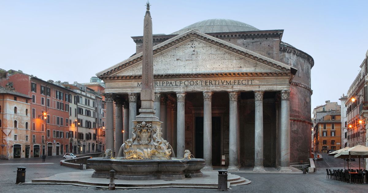 Un turista giapponese cade dal parapetto del Pantheon e muore