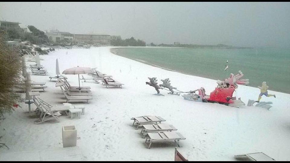 Una spiaggia imbiancata del sud Italia