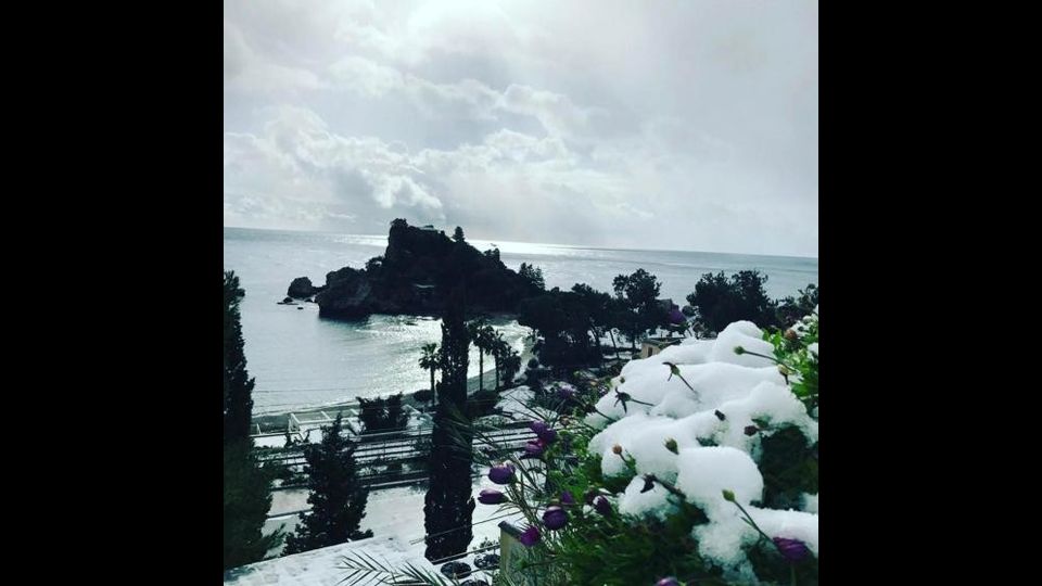 E torniamo a Taormina, anche qui la neve ha imbiancato il paese