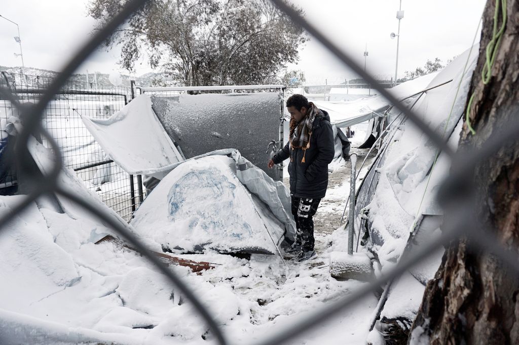 Neve a Lesbo, Grecia, le tende dei migranti coperte di neve (foto Afp) &nbsp;