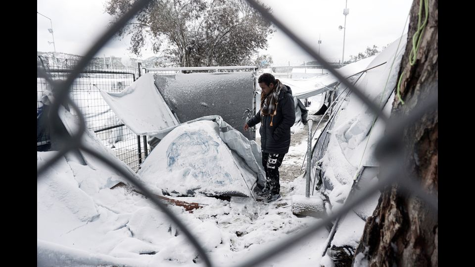 Neve a Lesbo, Grecia, le tende dei migranti coperte di neve (foto Afp) &nbsp;