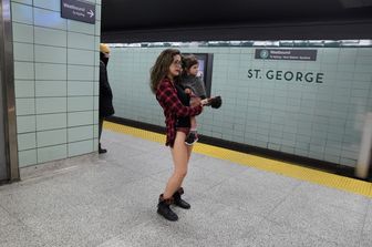 Dall'esordio in sordina nel 2002, il 'No Pants Subway Ride' (In mutande in metropolitana) ha guadagnato adepti e citt&agrave;. In Canada, una giovane madre con il figlio partecipa all'iniziativa nella metropolitana di Toronto.