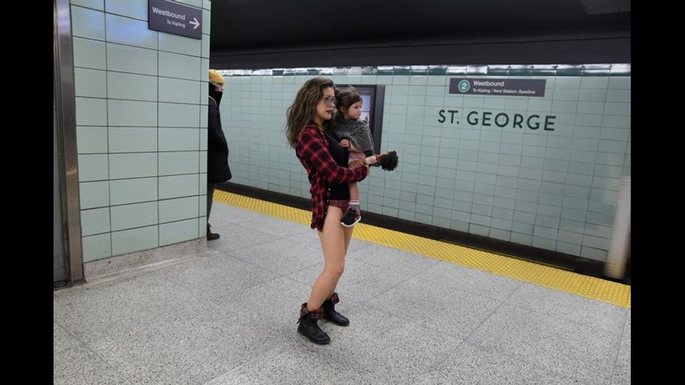 Dall'esordio in sordina nel 2002, il 'No Pants Subway Ride' (In mutande in metropolitana) ha guadagnato adepti e citt&agrave;. In Canada, una giovane madre con il figlio partecipa all'iniziativa nella metropolitana di Toronto.