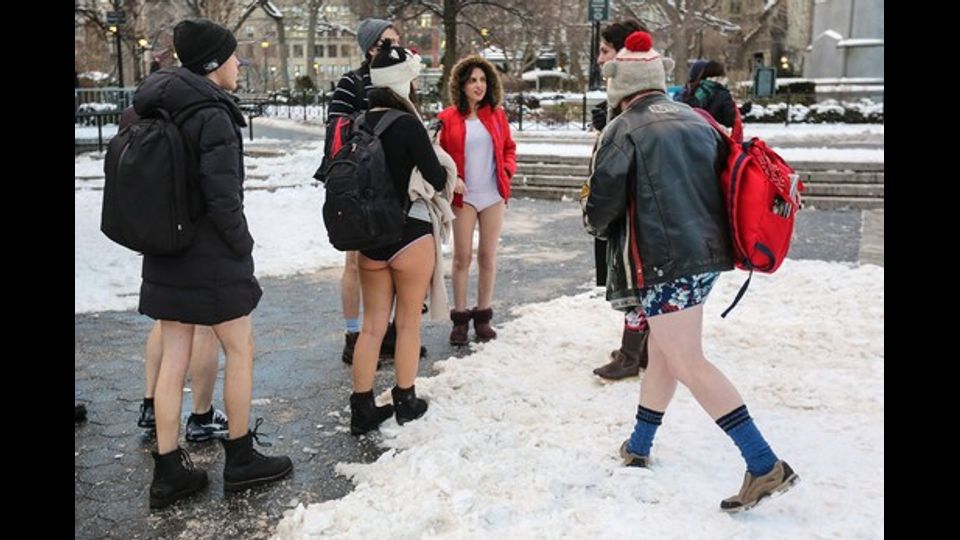 Il freddo intenso che ha colpito New York non ha scoraggiato i partecipanti al 'No Pants Subway Ride'.