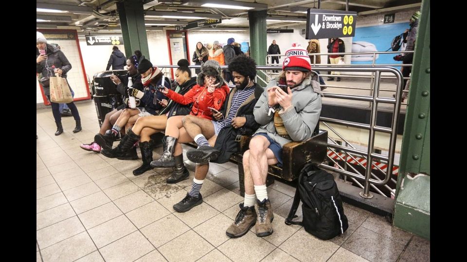 Entrare nella stazione della metropolitana e poi nel vagone in mutande, comportandosi normalmente: questo il consiglio dato ai partecipanti. Insieme a qualche comportamento esibizionista, in tanti si sono attenuti alle 'regole'.