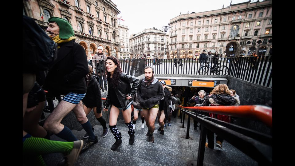 E incuranti del freddo che ha colpito la citt&agrave;, hanno affrontato l'uscita dalla metro in Piazza Duomo.
