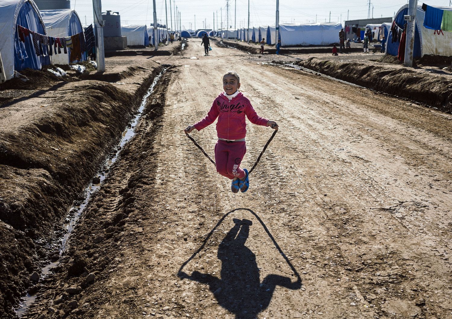 Una ragazza irachena nel campo profughi di Khazer vicino al posto di blocco curdo di Aski Kalak, 40 km a ovest di Arbil, la capitale della autonoma regione curda del nord dell'Iraq, pi&ugrave; di 125.000 persone sono fuggite dalle loro case dall'inizio dell'offensiva il 17 ottobre (foto Afp)&nbsp;