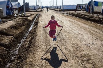 Una ragazza irachena nel campo profughi di Khazer vicino al posto di blocco curdo di Aski Kalak, 40 km a ovest di Arbil, la capitale della autonoma regione curda del nord dell'Iraq, pi&ugrave; di 125.000 persone sono fuggite dalle loro case dall'inizio dell'offensiva il 17 ottobre (foto Afp)&nbsp;