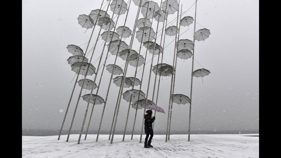 &nbsp;''Ombrelli&quot;, l'opera dell'artista scultore greco George Zongolopoulos, realizzata dopo la pesante nevicata di Salonicco. Un'ondata di freddo attanaglia l'Europa: ha ucciso pi&ugrave; di 30 persone, lasciato migliaia di viaggiatori bloccati e aggravato le condizioni di  migranti e senzatetto (foto Afp)