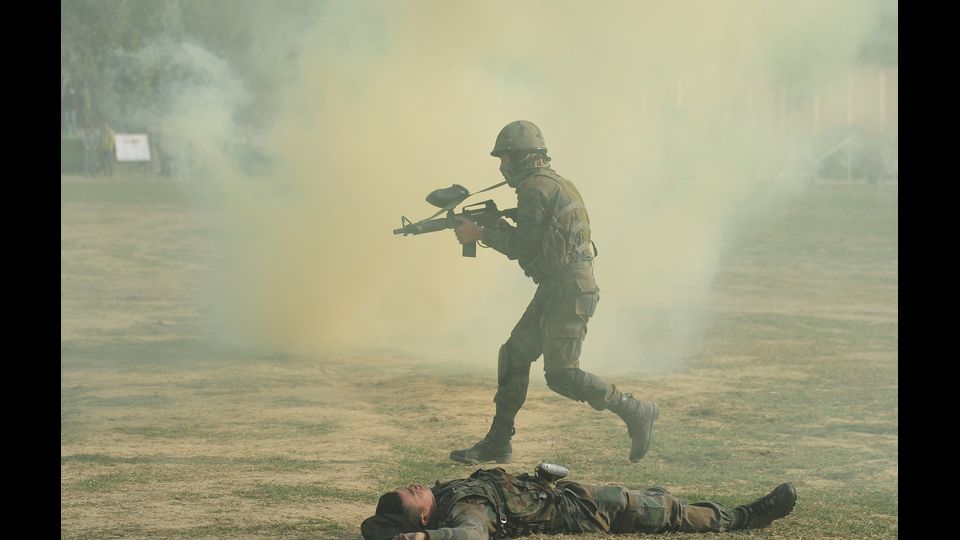 Un finto scenario di guerra ricostruito dall'esercito indiano,&nbsp;&nbsp;ad Allahabad, per il 'Know Your Army'. La dimostrazione si propone&nbsp;di motivare i giovani,&nbsp;creare consapevolezza del ruolo dell'esercito e delle sue operazioni &nbsp;(foto Afp)&nbsp;