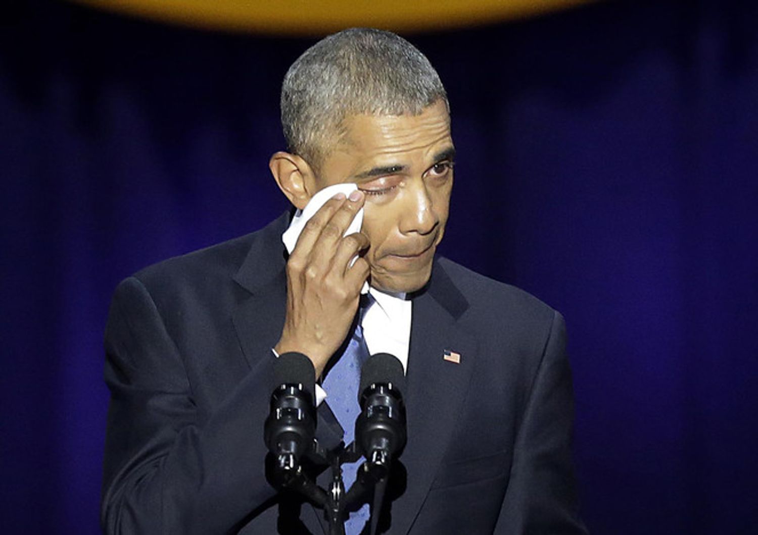 Il presidente degli Stati, Uniti Barack Obama, si commuove durante il suo discorso di addio a Chicago, Illinois. Barack chiude il libro sulla sua presidenza cercando di sollevare gli animi dei sostenitori scossi dall'elezione di Donald Trump (foto Afp)&nbsp;