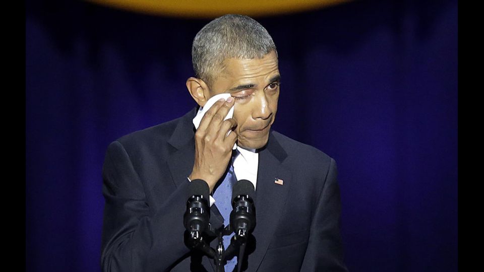 Il presidente degli Stati, Uniti Barack Obama, si commuove durante il suo discorso di addio a Chicago, Illinois. Barack chiude il libro sulla sua presidenza cercando di sollevare gli animi dei sostenitori scossi dall'elezione di Donald Trump (foto Afp)&nbsp;