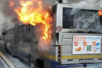 &nbsp;Bus incendiato a Lingotto Torino