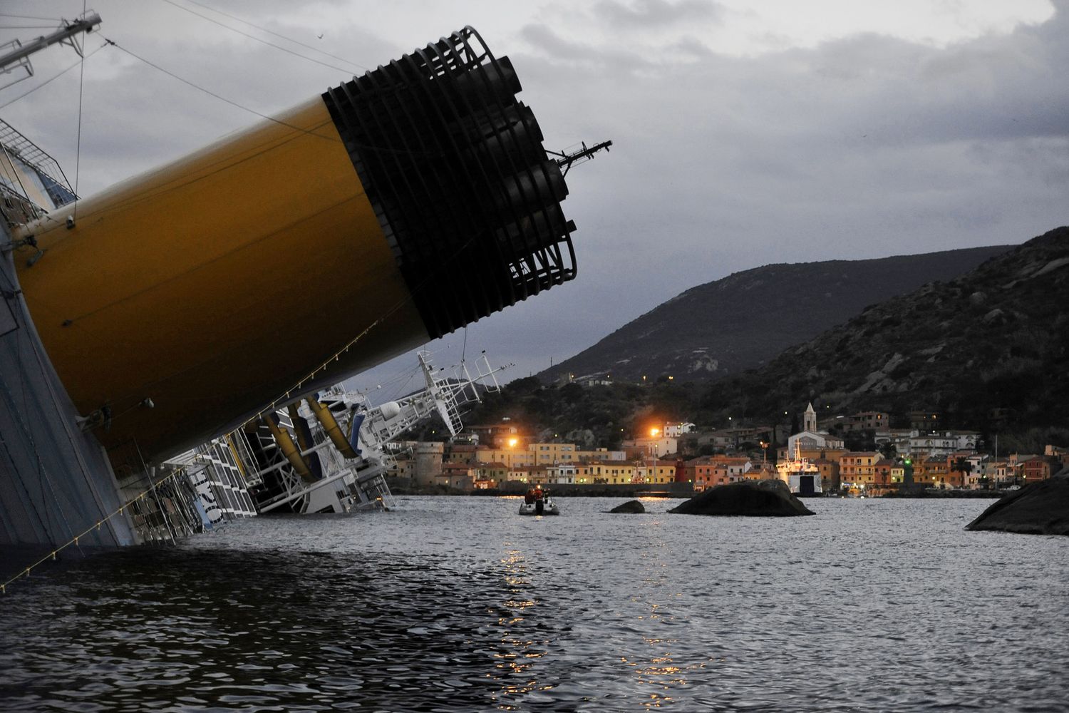&nbsp;13 gennaio 2012, ore 21.45. La Costa Concordia, gioiello della flotta Costa Crociere, urta gli scogli dopo uno spericolato 'inchino' all'isola del Giglio. La fiancata imbarca acqua. La nave cede e si inclina, inabissandosi lentamente ma inesorabilmente (Afp)