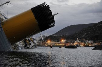 &nbsp;13 gennaio 2012, ore 21.45. La Costa Concordia, gioiello della flotta Costa Crociere, urta gli scogli dopo uno spericolato 'inchino' all'isola del Giglio. La fiancata imbarca acqua. La nave cede e si inclina, inabissandosi lentamente ma inesorabilmente (Afp)