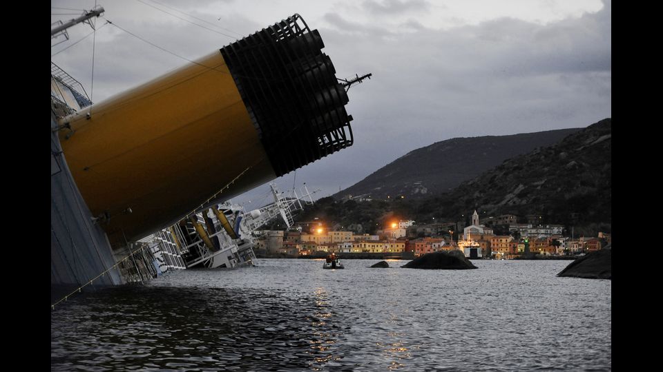 &nbsp;13 gennaio 2012, ore 21.45. La Costa Concordia, gioiello della flotta Costa Crociere, urta gli scogli dopo uno spericolato 'inchino' all'isola del Giglio. La fiancata imbarca acqua. La nave cede e si inclina, inabissandosi lentamente ma inesorabilmente (Afp)