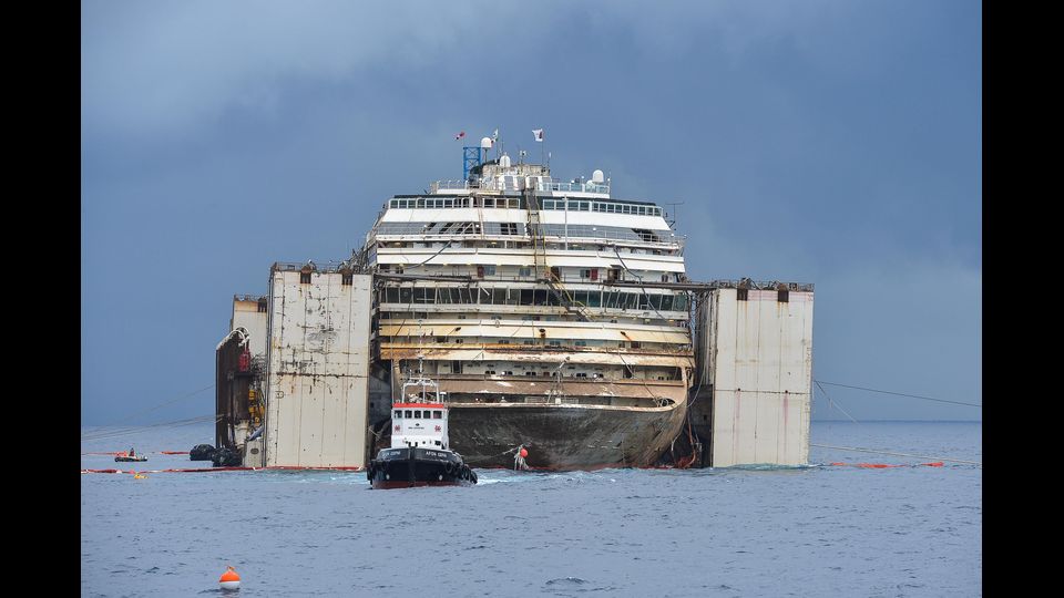 &nbsp;La nave rimarr&agrave; incagliata nel fondale, come una balena penosamente spiaggiata, per oltre 2 anni e mezzo (Afp)