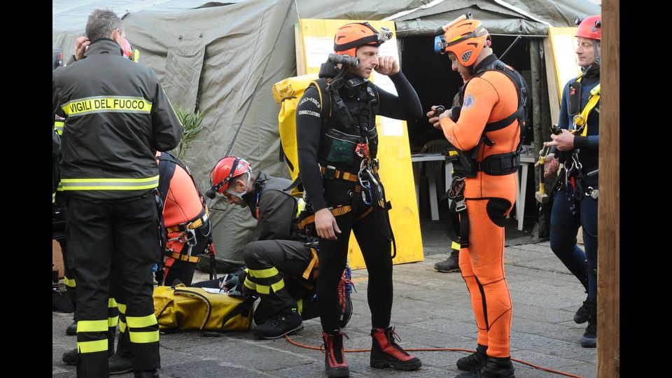 La nave rimarr&agrave; incagliata nel fondale, come una balena penosamente spiaggiata, per oltre 2 anni e mezzo (Afp)