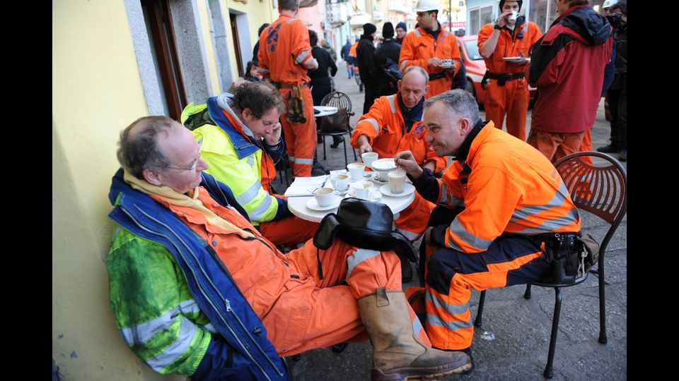 &nbsp;La nave rimarr&agrave; incagliata nel fondale, come una balena penosamente spiaggiata, per oltre 2 anni e mezzo (Afp)