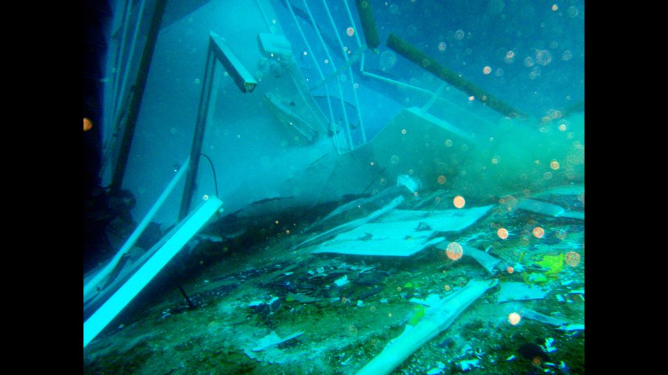 &nbsp;La nave rimarr&agrave; incagliata nel fondale, come una balena penosamente spiaggiata, per oltre 2 anni e mezzo (Afp)