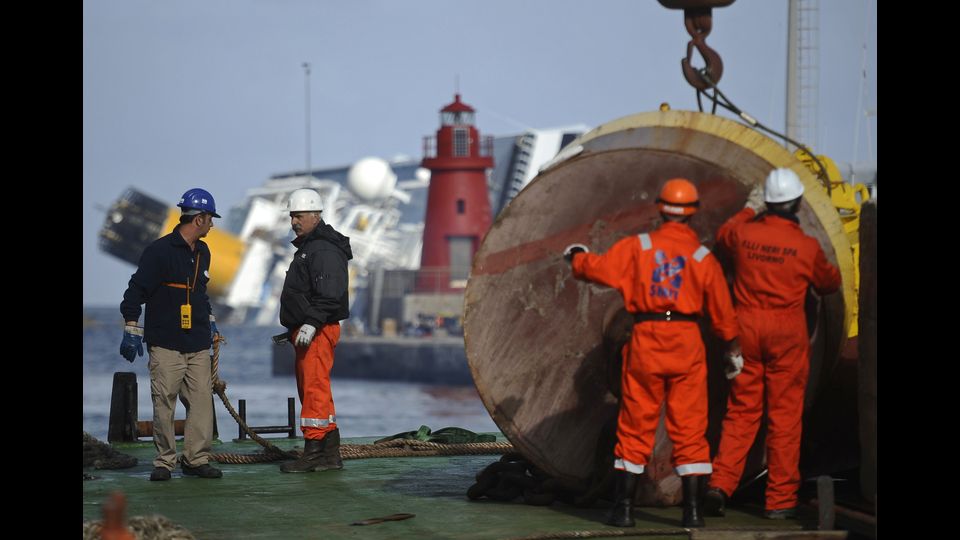 &nbsp;La nave rimarr&agrave; incagliata nel fondale, come una balena penosamente spiaggiata, per oltre 2 anni e mezzo (Afp)