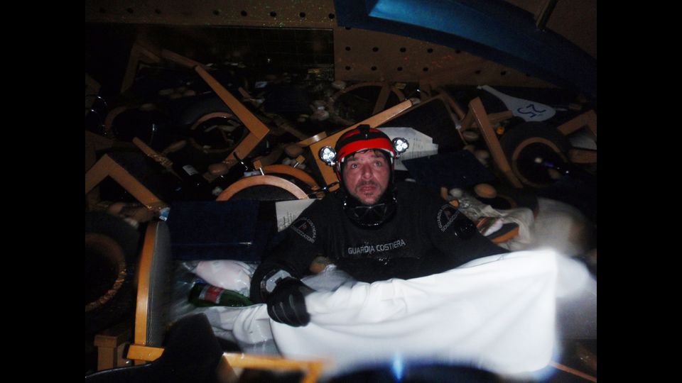 &nbsp;La nave rimarr&agrave; incagliata nel fondale, come una balena penosamente spiaggiata, per oltre 2 anni e mezzo (Afp)