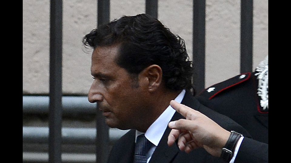 Al timone c'&egrave; il comandante Francesco Schettino. Quella sera a bordo c'erano 4.229 persone. Ne moriranno 32. Mentre la nave da crociera - sotto i riflettori di tutto il mondo - rimarr&agrave; incagliata nel fondale, come una balena penosamente spiaggiata, per oltre 2 anni e mezzo (Afp)
