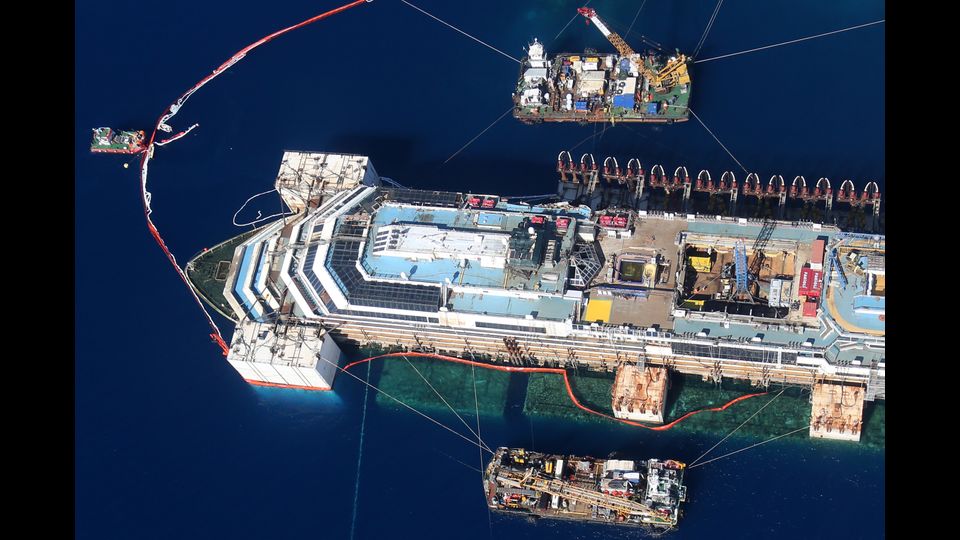 &nbsp;La nave rimarr&agrave; incagliata nel fondale, come una balena penosamente spiaggiata, per oltre 2 anni e mezzo (Afp)