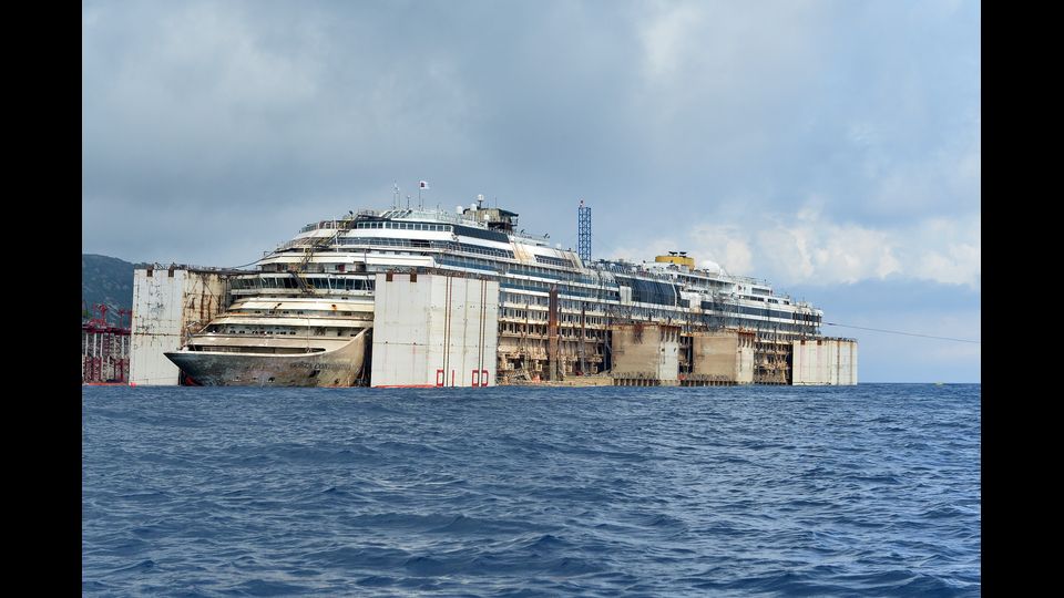 &nbsp;La nave rimarr&agrave; incagliata nel fondale, come una balena penosamente spiaggiata, per oltre 2 anni e mezzo (Afp)