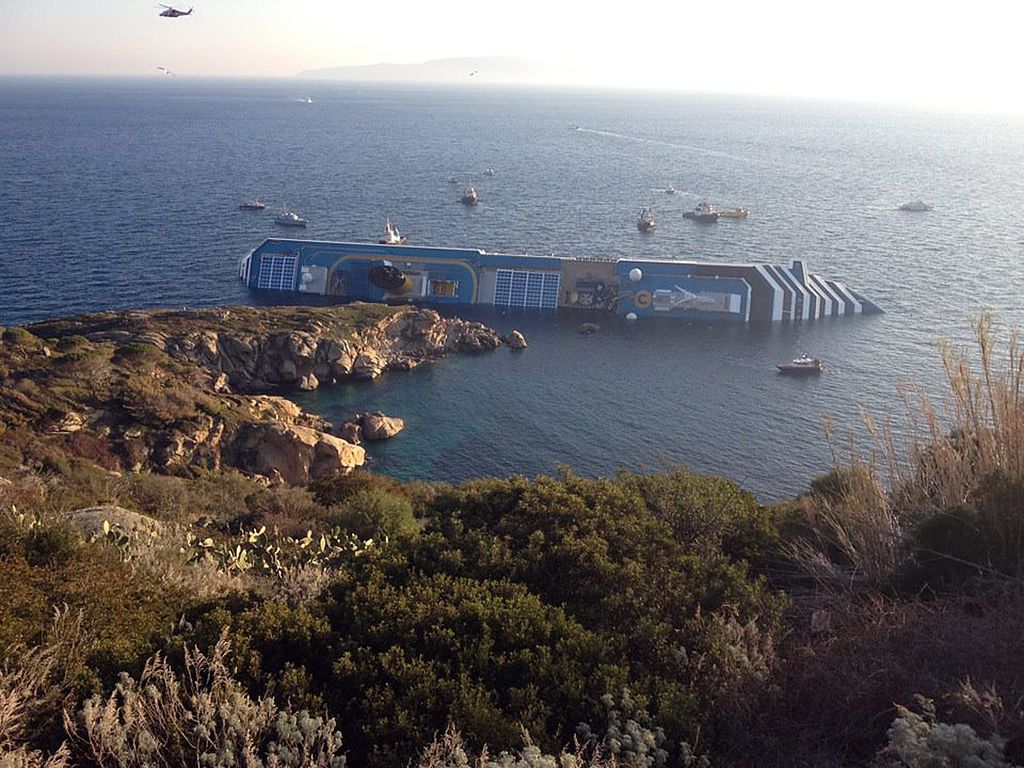13 gennaio 2012, ore 21.45. La Costa Concordia, gioiello della flotta Costa Crociere, urta gli scogli dopo uno spericolato 'inchino' all'isola del Giglio. La fiancata imbarca acqua. La nave cede e si inclina, inabissandosi lentamente ma inesorabilmente (Afp)