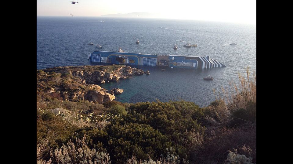 13 gennaio 2012, ore 21.45. La Costa Concordia, gioiello della flotta Costa Crociere, urta gli scogli dopo uno spericolato 'inchino' all'isola del Giglio. La fiancata imbarca acqua. La nave cede e si inclina, inabissandosi lentamente ma inesorabilmente (Afp)