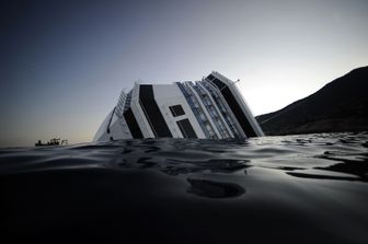 13 gennaio 2012, ore 21.45. La Costa Concordia, gioiello della flotta Costa Crociere, urta gli scogli dopo uno spericolato 'inchino' all'isola del Giglio. La fiancata imbarca acqua. La nave cede e si inclina, inabissandosi lentamente ma inesorabilmente (Afp)