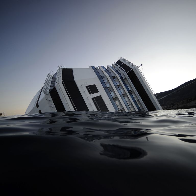 13 gennaio 2012, ore 21.45. La Costa Concordia, gioiello della flotta Costa Crociere, urta gli scogli dopo uno spericolato 'inchino' all'isola del Giglio. La fiancata imbarca acqua. La nave cede e si inclina, inabissandosi lentamente ma inesorabilmente (Afp)