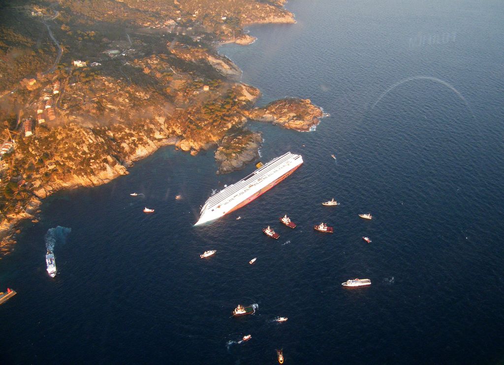 13 gennaio 2012, ore 21.45. La Costa Concordia, gioiello della flotta Costa Crociere, urta gli scogli dopo uno spericolato 'inchino' all'isola del Giglio. La fiancata imbarca acqua. La nave cede e si inclina, inabissandosi lentamente ma inesorabilmente (Afp)