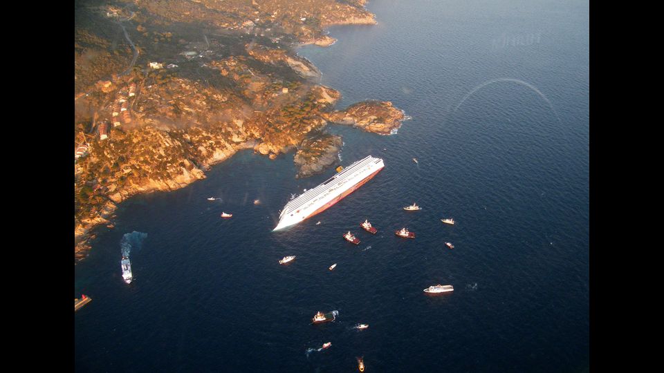 13 gennaio 2012, ore 21.45. La Costa Concordia, gioiello della flotta Costa Crociere, urta gli scogli dopo uno spericolato 'inchino' all'isola del Giglio. La fiancata imbarca acqua. La nave cede e si inclina, inabissandosi lentamente ma inesorabilmente (Afp)