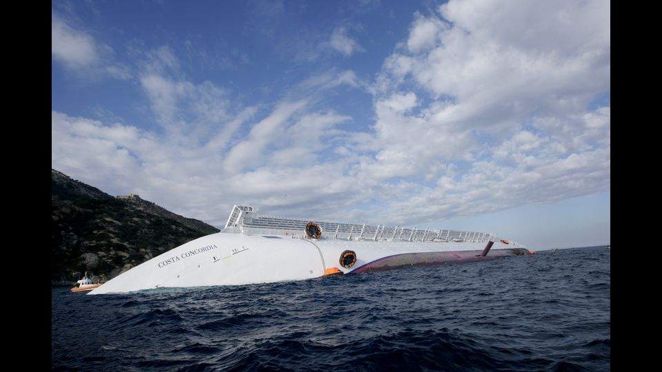 13 gennaio 2012, ore 21.45. La Costa Concordia, gioiello della flotta Costa Crociere, urta gli scogli dopo uno spericolato 'inchino' all'isola del Giglio. La fiancata imbarca acqua. La nave cede e si inclina, inabissandosi lentamente ma inesorabilmente (Afp)