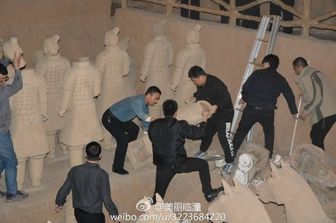Le false statue dell'esercito di terracotta (foto weibo.com)