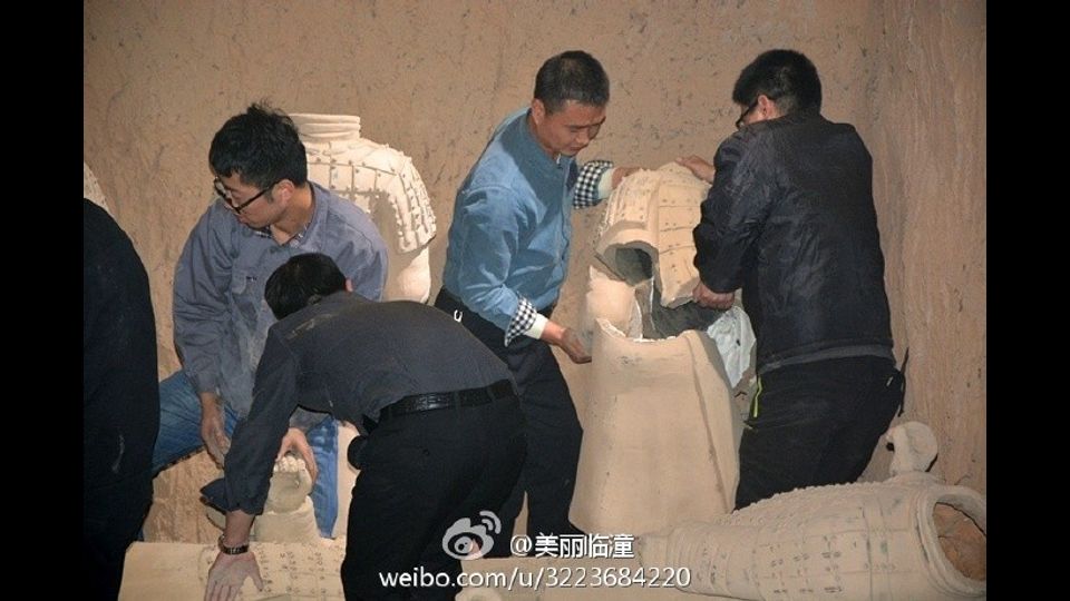 Le false statue dell'esercito di terracotta (foto weibo.com)