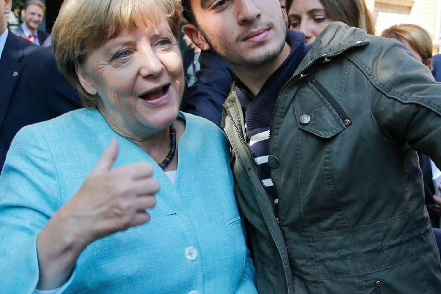 &nbsp;Merkel con un rifugiato siriano