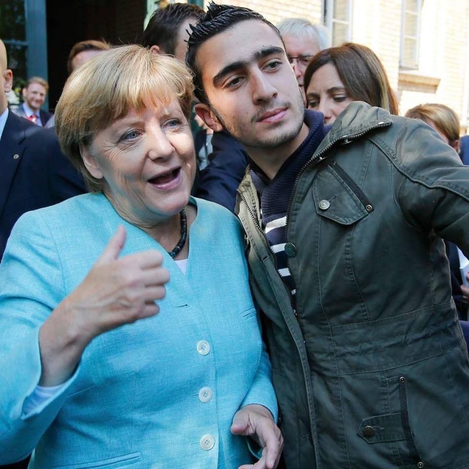 &nbsp;Merkel con un rifugiato siriano