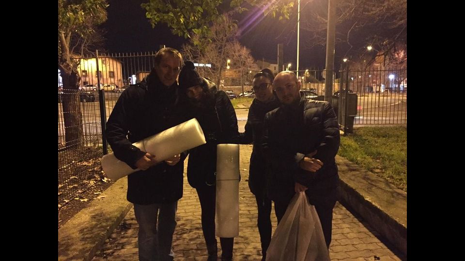 Luca La Mesa e il gruppo che l'ha aiutato nell'iniziativa per i senzatetto (Foto Facebook)&nbsp;