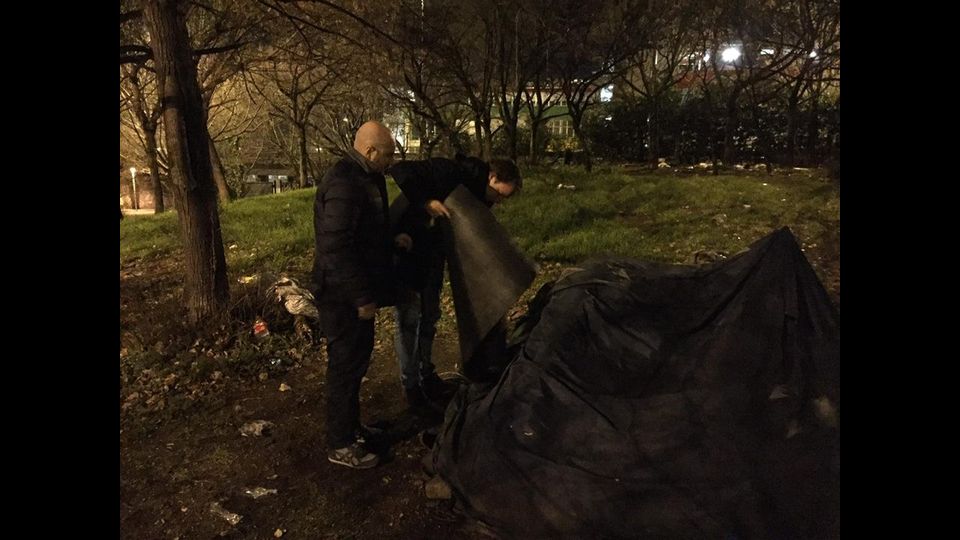 Luca La Mesa mentre si occupa dei senzatetto (Foto Facebook)&nbsp;