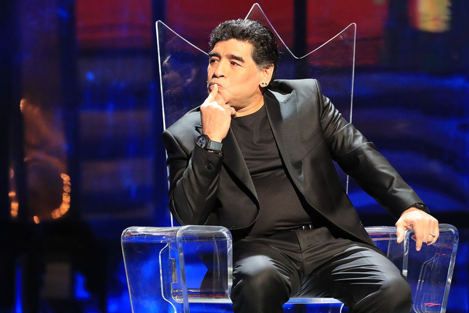 La prima maglietta indossata da calciatore al Napoli, portata dal mitico Salvatore Carmando, il fisioterapista amico; un video di Gianni Mina' che mostra anche il celebre gol con l'Inghilterra della 'mano de Dios'; tutte le reti dello scudetto del 10 maggio 1987; Lina Sastri che canta Pino Daniele con 'Napul'e''. Ma anche palleggi e ricordi, tanti, sia di chi quello scudetto l'ha vissuto da tifoso, dallo scrittore Maurizio De Giovanni all'attore di Gomorra Salvatore Esposito, sia del protagonista di quella conquista, ancora orgoglio partenopeo, Diego Armando Maradona