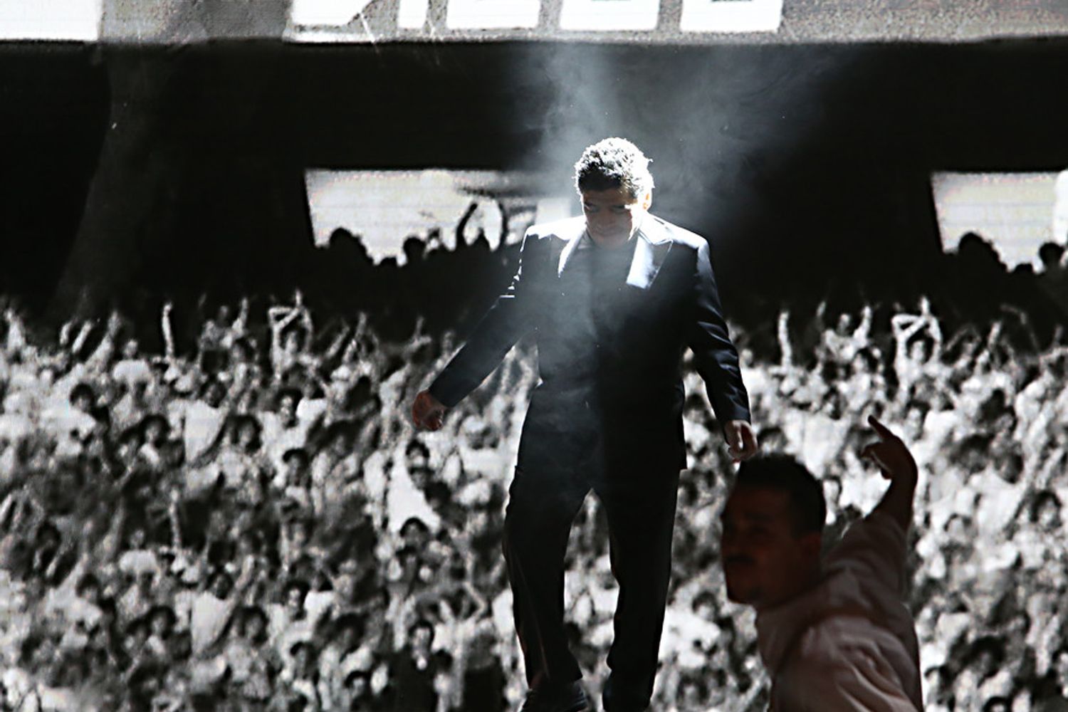 La prima maglietta indossata da calciatore al Napoli, portata dal mitico Salvatore Carmando, il fisioterapista amico; un video di Gianni Mina' che mostra anche il celebre gol con l'Inghilterra della 'mano de Dios'; tutte le reti dello scudetto del 10 maggio 1987; Lina Sastri che canta Pino Daniele con 'Napul'e''. Ma anche palleggi e ricordi, tanti, sia di chi quello scudetto l'ha vissuto da tifoso, dallo scrittore Maurizio De Giovanni all'attore di Gomorra Salvatore Esposito, sia del protagonista di quella conquista, ancora orgoglio partenopeo, Diego Armando Maradona