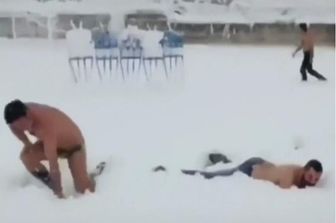 &nbsp;Sardegna partita di calcio sulla neve in mutande