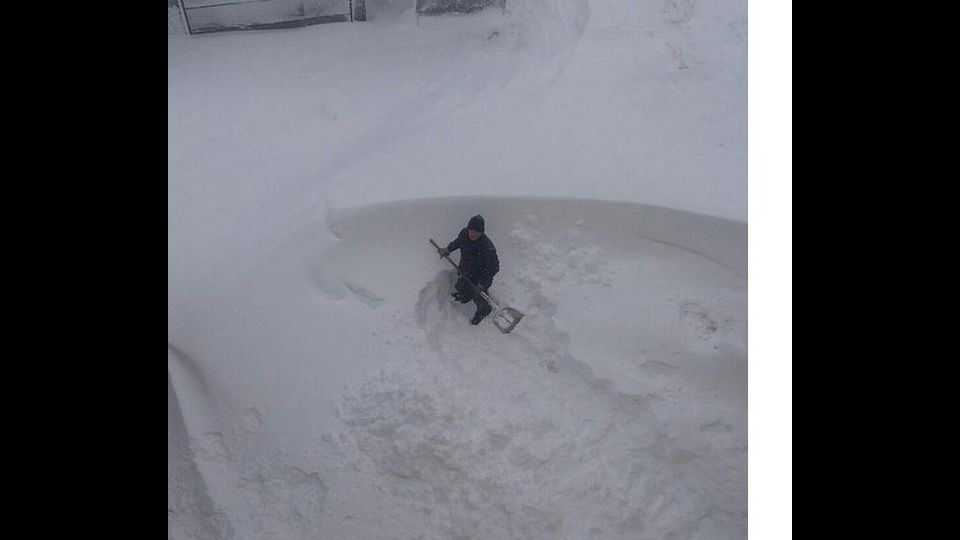 &nbsp;Un uomo impegnato a spalare la neve in Sardegna (Instagram)