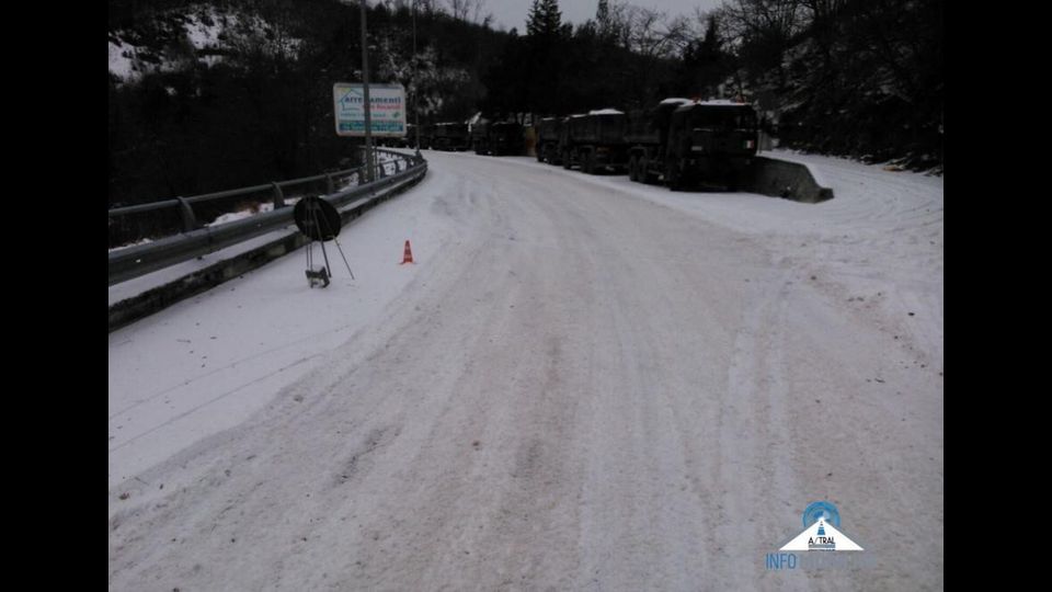 &nbsp;Strade del Centro Italia coperte di neve e ghiaccio (Twitter)