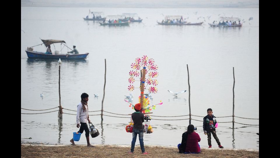 Giovani indiani vendono i giocattoli fatti a mano a Sangam, durante il festival di Magh Mela ad Allahabad che si tiene ogni anno sulle barche di Triveni Sangam, durante il mese ind&ugrave; di Magh che va da met&agrave; gennaio a met&agrave; febbraio (afp)&nbsp;