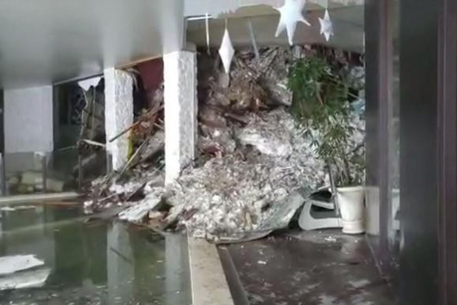 Gdf le immagini riprese all'interno dell'hotel Rigopiano