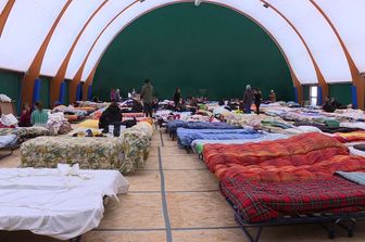 &nbsp;Tenda di emergenza per gli abitanti di Montereale allestita dopo il terremoto (Afp)